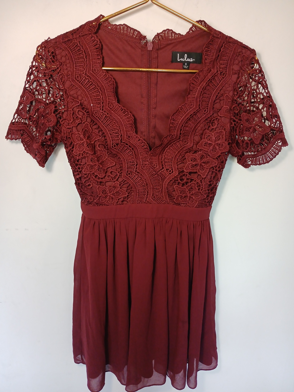 Lulu's Burgundy Lace V‑Neck Short Sleeve Chiffon Dress